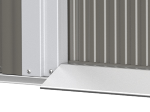 Gros plan d'un cadre de porte blanc ou d'un coin de rebord de fenêtre, montrant le joint entre les surfaces verticales et horizontales. Il semble être en métal ou en plastique.