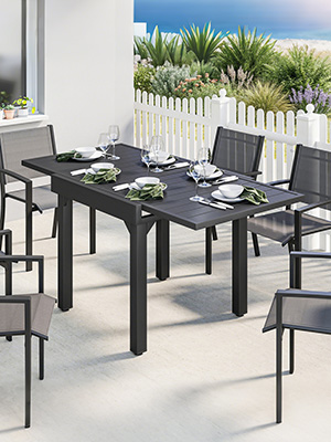 Ensemble de salle à manger d'extérieur comprenant une table et des chaises gris foncé sur un patio avec une clôture blanche et des palmiers en arrière-plan, représentés sous plusieurs angles.