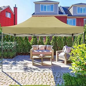 installée sur des meubles de patio, fournissant de l'ombre dans un jardin paysager avec des pavés en pierre