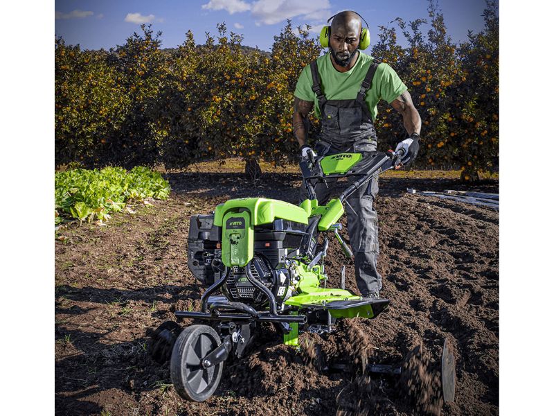 Un cultivateur ou un motoculteur vert vif en cours de démonstration dans le sol, illustré sous plusieurs angles pendant son fonctionnement.