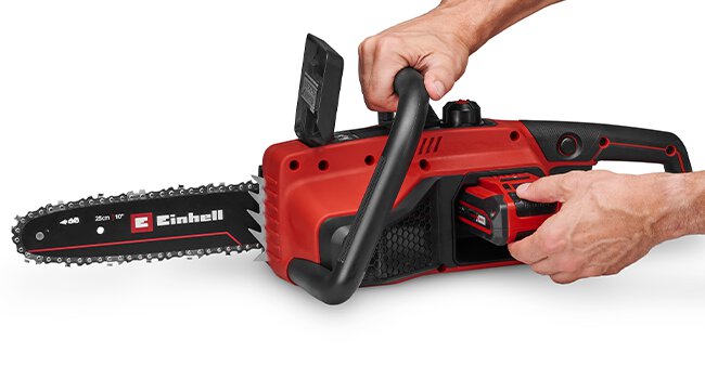 L'outil électrique rouge et noir faisant l'objet de la démonstration semble être un outil sans fil doté d'un accessoire ou d'un accessoire étendu.