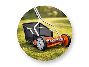 Plusieurs vues d'une tondeuse à gazon manuelle orange et noire sur l'herbe. Montre les différents angles du mécanisme à lame cylindrique et des roues.