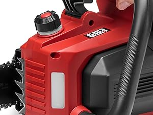 Outil électrique ou équipement rouge et noir avec côtés nervurés, panneau d'étiquette blanc et poignée foncée visibles en gros plan détaillé.