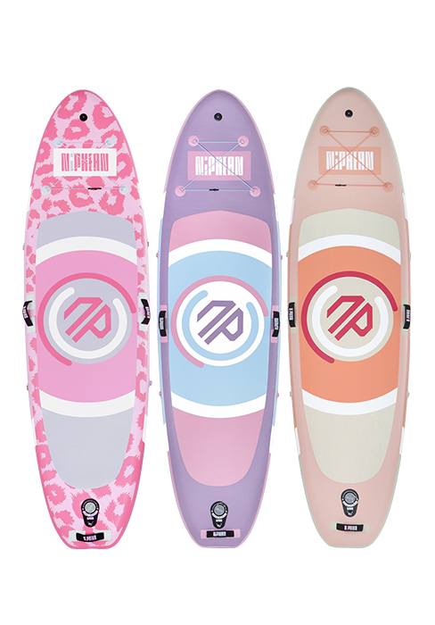 Trois wakeboards disposés d'affilée : rose à motif géométrique, violet à rayures et beige à rayures. Chacune comporte un logo de marque circulaire sur la moitié inférieure.