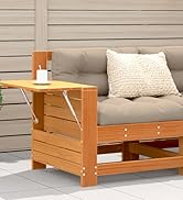 Fauteuil à ossature en bois naturel avec assise et dossier rembourrés beige clair, contre un mur en lambris blanc avec coussin crème.