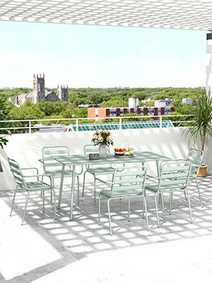une table et des chaises sur un balcon