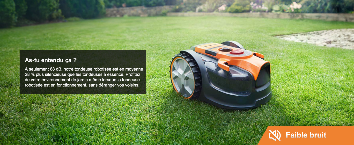 avec boîtier orange et gris fonctionnant sur de l'herbe verte, avec superposition de texte dans le coin