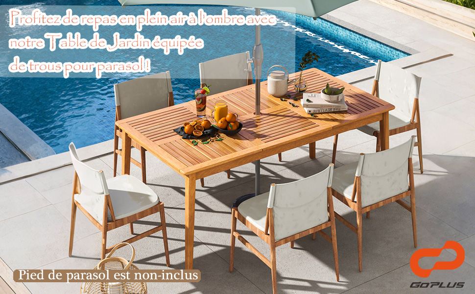 avec table en bois et six chaises. Cadre au bord de la piscine avec nourriture et boissons sur table. Texte en français visible.