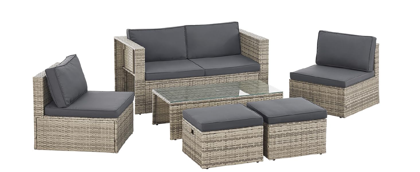 avec cadres en osier tressé. Comprend une causeuse, deux chaises, une table basse et un pouf. Coussins gris foncé sur osier clair