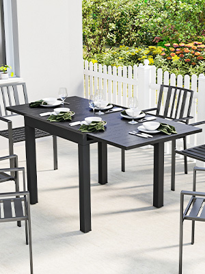 Ensemble de salle à manger d'extérieur comprenant une table et des chaises de couleur foncée sur un porche couvert ou un patio.