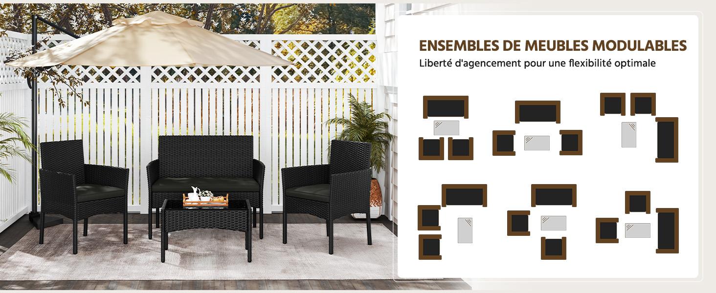 Le texte se lit comme suit : « ENSEMBLES DE MEUBLES MODULABLES ». Aménagement de terrasse extérieure avec mobilier noir et clôture en treillis blanc, présentant des options de disposition de meubles modulaires.