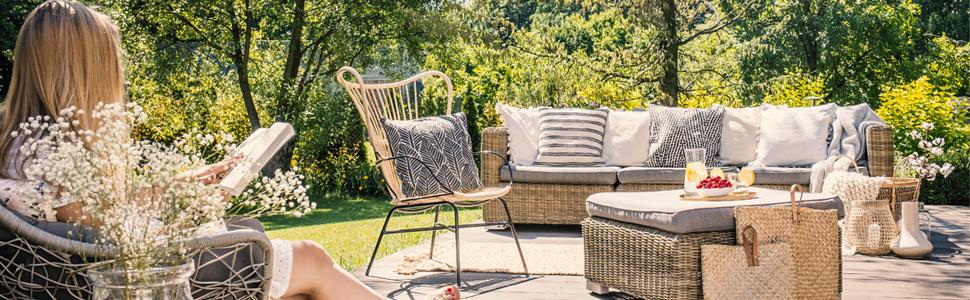 un patio avec une chaise en osier et une table