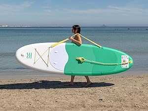 Séquence à quatre panneaux montrant un paddleboard vert menthe posé sur le sable d'une plage, montrant différentes positions de transport et différentes utilisations près des eaux océaniques.
