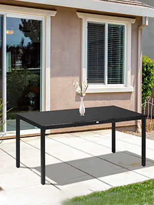 La table est fabriquée à partir d'un cadre en acier noir.