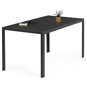 une table rectangulaire noire avec une structure en métal noir et une plante sur fond blanc.
