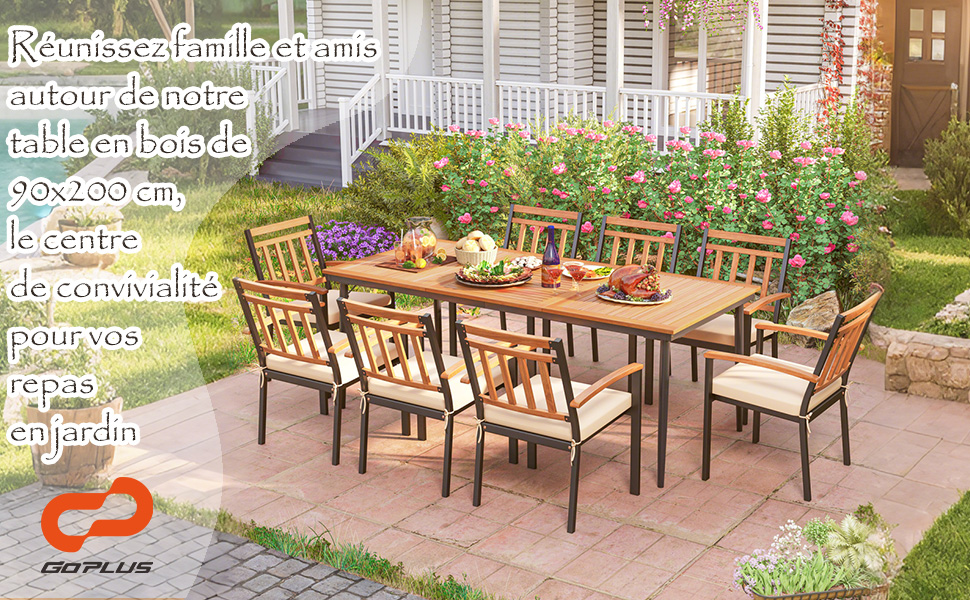avec table et chaises en bois sur un patio en brique. Table pour 8 personnes, entourée d'un jardin. Balustrade de porche blanche visible en arrière-plan.