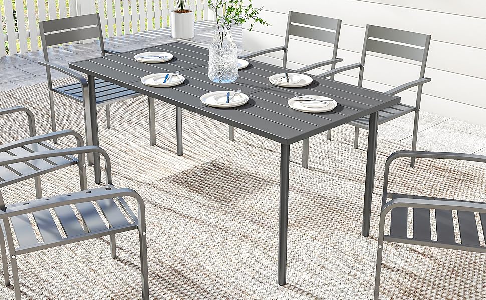 Ensemble de mobilier de patio extérieur moderne comprenant des cadres en aluminium gris avec plusieurs tables à manger et chaises disposées sur une surface en pierre ou en béton.