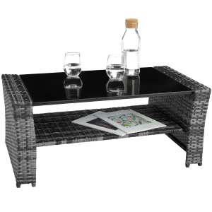 avec plateau en verre et étagère inférieure, présentant des bouteilles et un magazine. Cadre en rotin tressé gris au design moderne et élégant