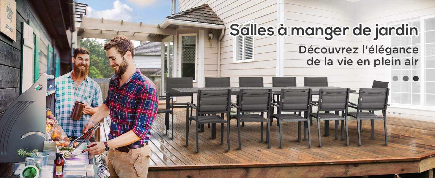avec une grande table et huit chaises sur une terrasse en bois. Deux personnes sont montrées en train de préparer des repas sur une table d'appoint.