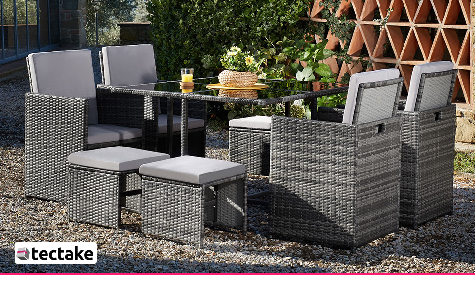 comprenant des chaises en osier, une table et des poufs. Des coussins gris et un plateau en verre complètent le design moderne