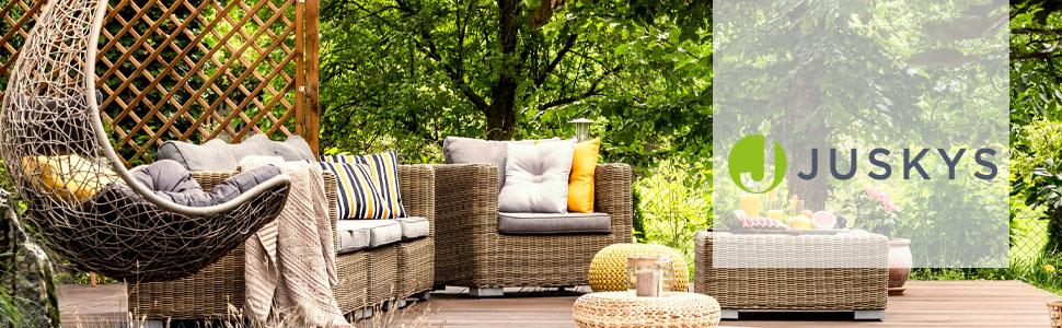 une terrasse en bois avec une table et deux chaises en osier.