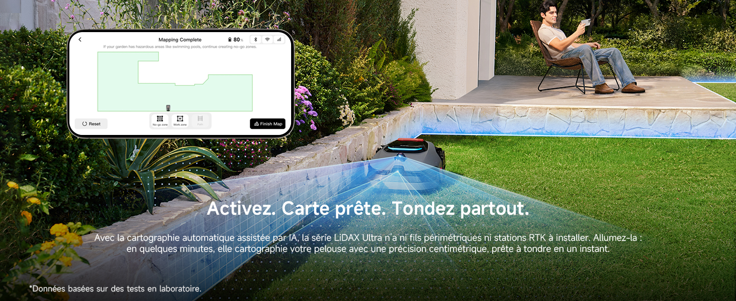 Scène de jardin extérieur montrant un équipement d'entretien de pelouse utilisé sur de l'herbe verte.
