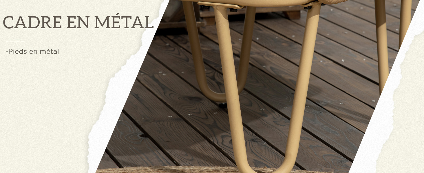 Gros plan de pieds de table ou de chaise en métal avec motif en épingle à cheveux, debout sur une terrasse en bois. Texte « CADRE EN METAL » (cadre métallique) visible.
