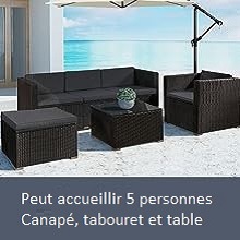 un ensemble de mobilier d'extérieur avec une table et un parasol.
