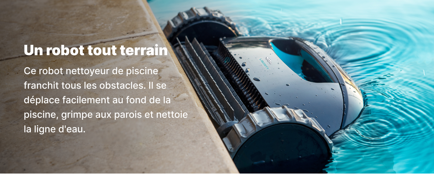 dont les marches sont partiellement immergées dans l'eau, démontrant ainsi sa capacité à nettoyer les surfaces de la piscine, y compris les parois et