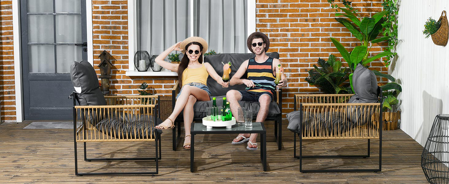 Scène de patio extérieur avec deux personnes assises sur des meubles modernes, entourées de plantes et de décorations sur fond de mur de briques.