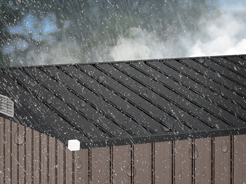 Série d'images montrant des gouttelettes d'eau ou de la pluie tombant sur une toiture ou une surface extérieure à texture foncée, démontrant la résistance à l'eau ou le drainage.