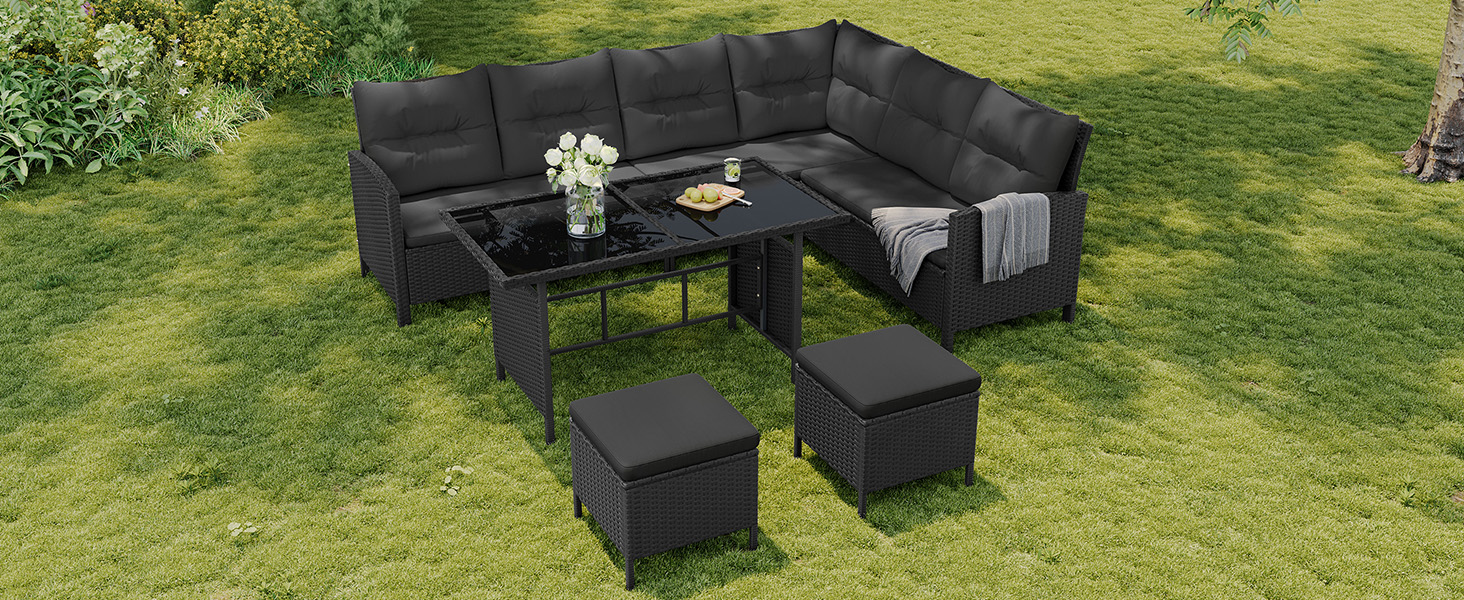 Ensemble de terrasse extérieure comprenant un canapé sectionnel en L gris foncé avec table basse et deux poufs cubiques, disposés sur du gazon avec des fleurs décoratives.