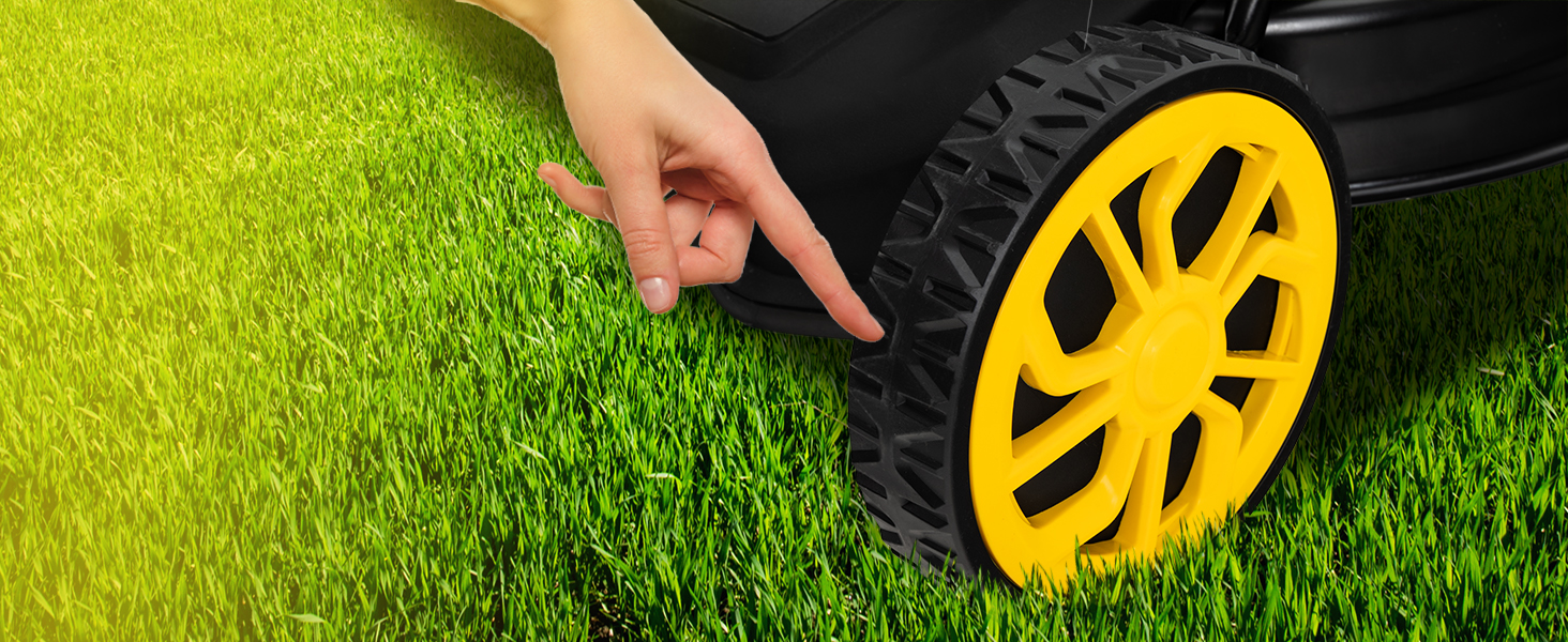 Gros plan de la roue ou du disque jaune en cours de réglage sur la surface de l'herbe, la main étant visible en train d'effectuer le réglage.