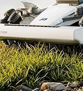 Série de photos de produits montrant un équipement ou un appareil blanc sur un fond extérieur gazonné dans différentes conditions d'éclairage.