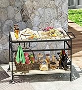 Chariot de refroidissement de boissons extérieur à deux niveaux avec cadre en métal et étagères noires. L'étagère supérieure présente les aliments et les bouteilles, l'étagère inférieure contient des boissons et des accessoires empilés.