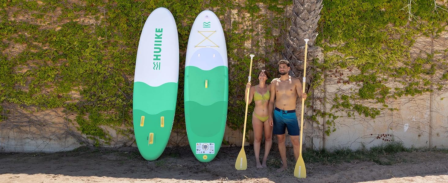 Série d'images montrant des planches à pagaie ou des planches de surf vertes et blanches appuyées contre une falaise rocheuse près d'une plage.
