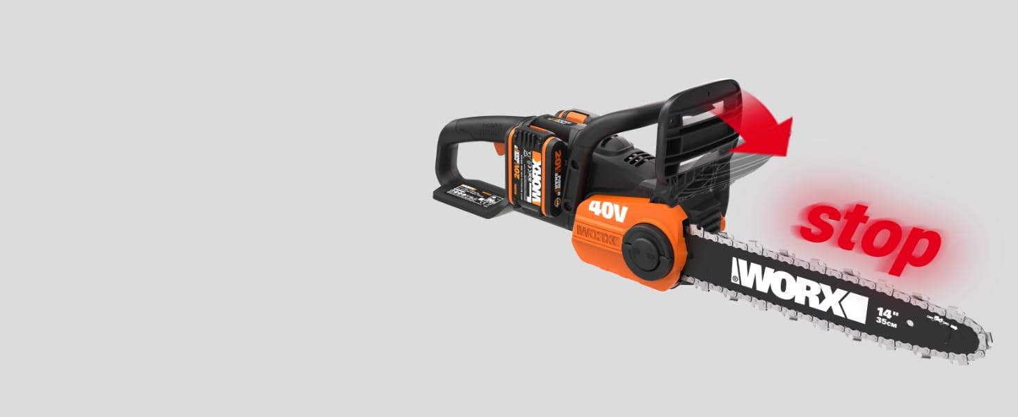Le texte indique « WORX ». Tronçonneuse orange et noire avec bouton d'arrêt de sécurité rouge sur fond gris clair.