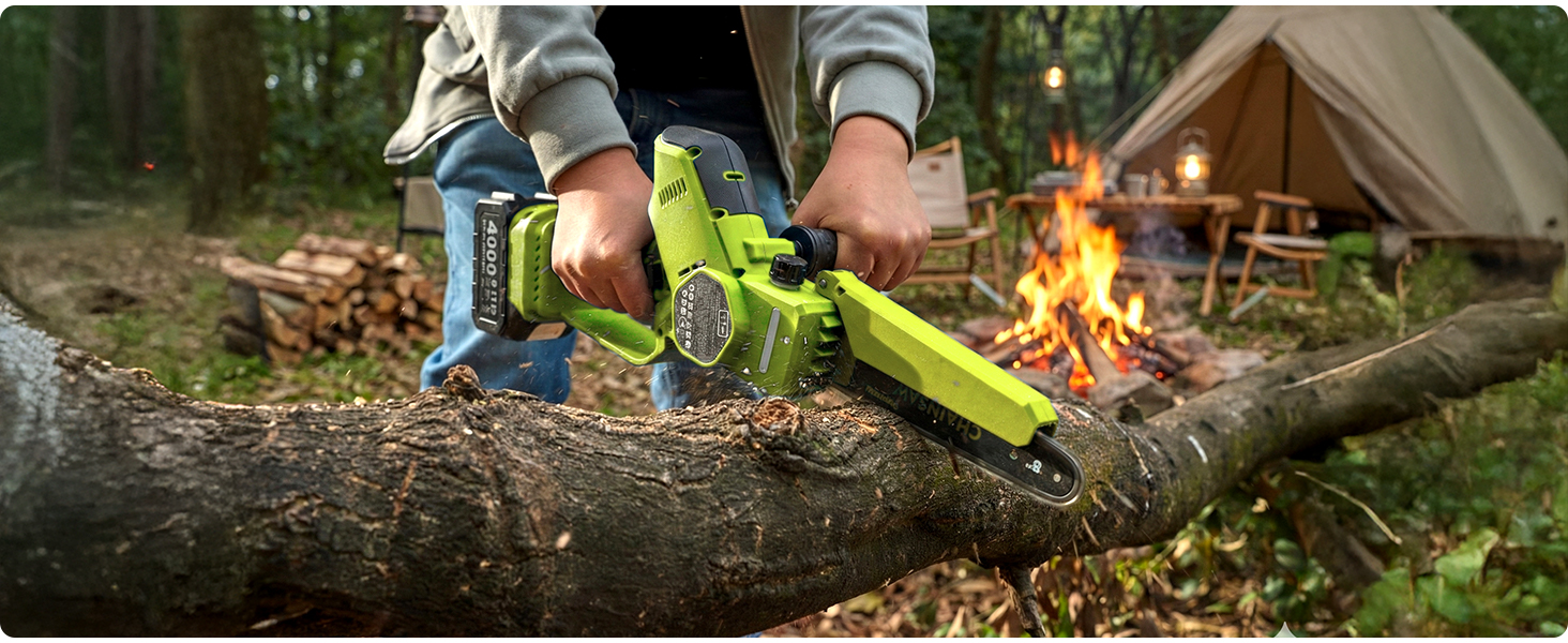 Scène de camping en plein air avec une hache jaune fluo utilisée pour couper du bois, un feu de camp visible en arrière-plan.