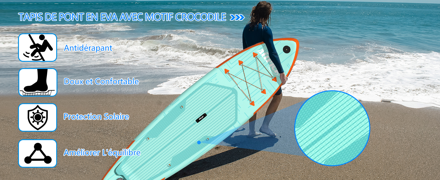 une personne tenant une planche de surf sur une plage