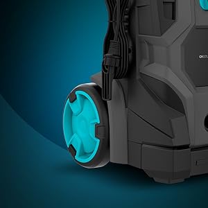 Séquence montrant une personne portant un sac à dos turquoise assise sur un fond sombre.