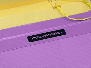 Gros plan de ce qui semble être une numérisation de produit ou un processus de documentation sur une surface jaune et violette.
