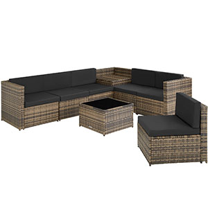 avec structure en osier tressé, coussins foncés et table basse assortie