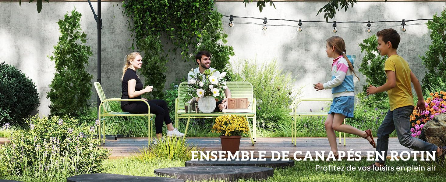 Scène de jardin extérieur montrant plusieurs meubles en osier disposés sur un patio ou une pelouse avec de la verdure naturelle en arrière-plan