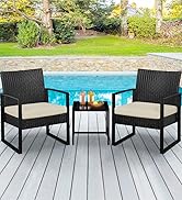 avec deux chaises en osier noir et une petite table, positionné sur une terrasse en bois près de la piscine. Les chaises ont des coussins beiges. Fond de jardin visible.