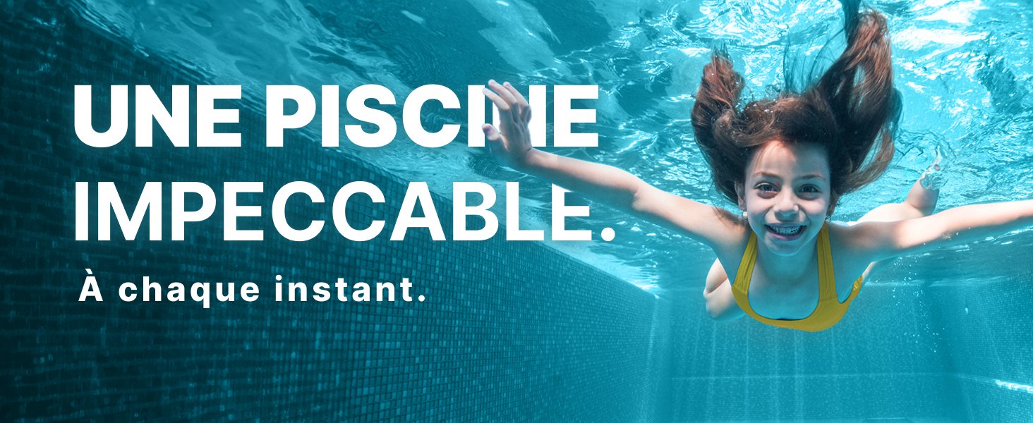 Vue sous-marine d'un enfant nageant dans une piscine claire. Le texte en français se lit comme suit : « UNE PISCINE IMPECCABLE ». À chaque instant. »