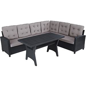 avec coussins gris, cadre en osier foncé et table basse assortie avec plateau