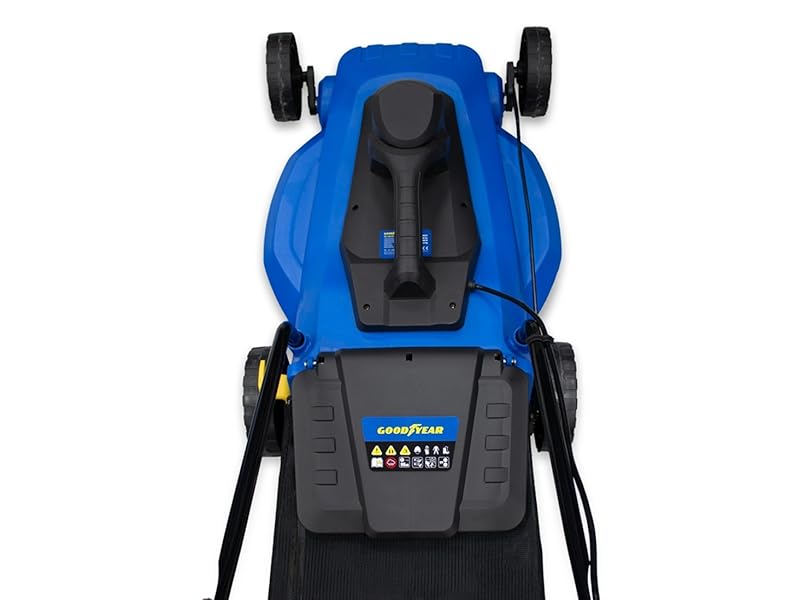 Sac à dos bleu et noir présenté sous plusieurs angles, avec un design rembourré avec des détails décoratifs jaunes et de multiples compartiments.