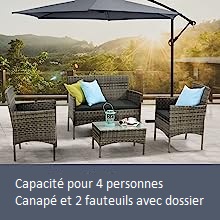 avec construction en osier. Comprend un canapé, des chaises et une table. Capacité pour 4 personnes. Coussins en bleu clair.