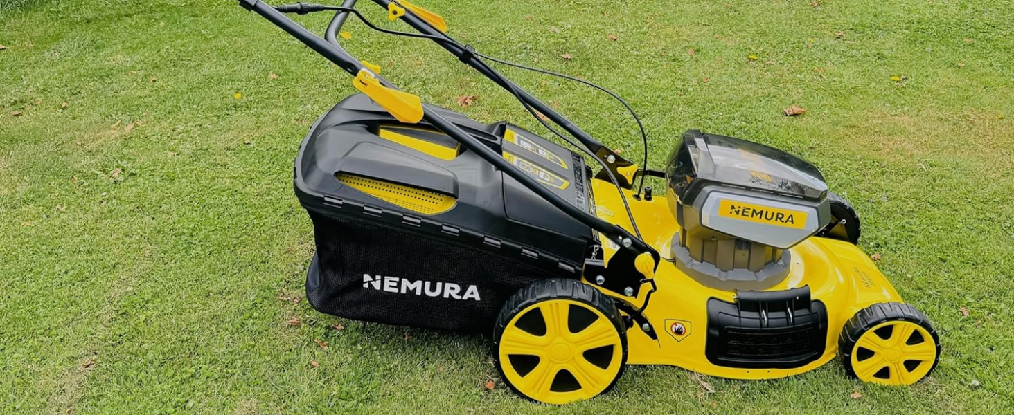 Le texte se lit comme suit : « NEMURA ». Tondeuse à gazon jaune et noire montrée sur l'herbe sous plusieurs angles, avec de grandes roues et un sac de collecte.