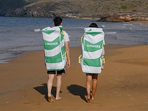 deux personnes marchant sur une plage